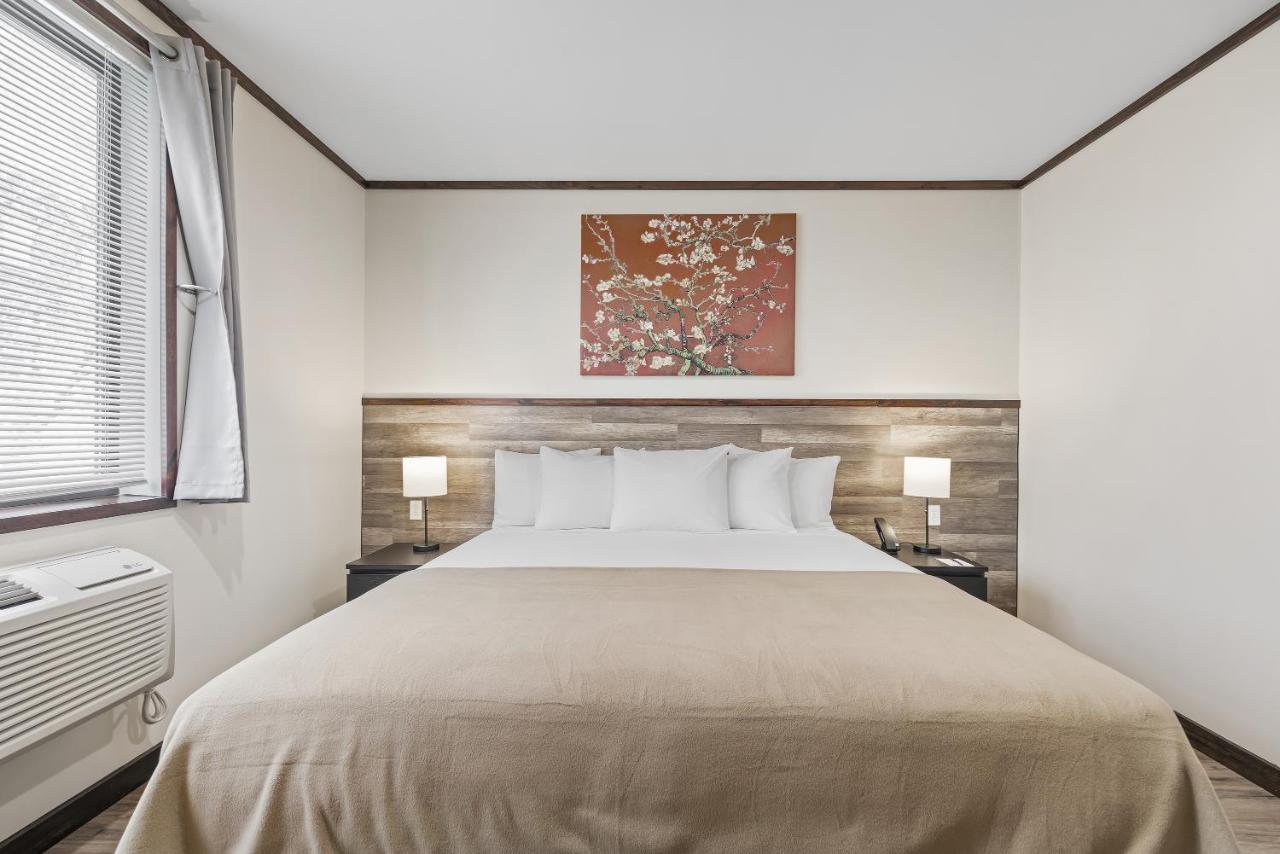Habitación con cama extragrande.