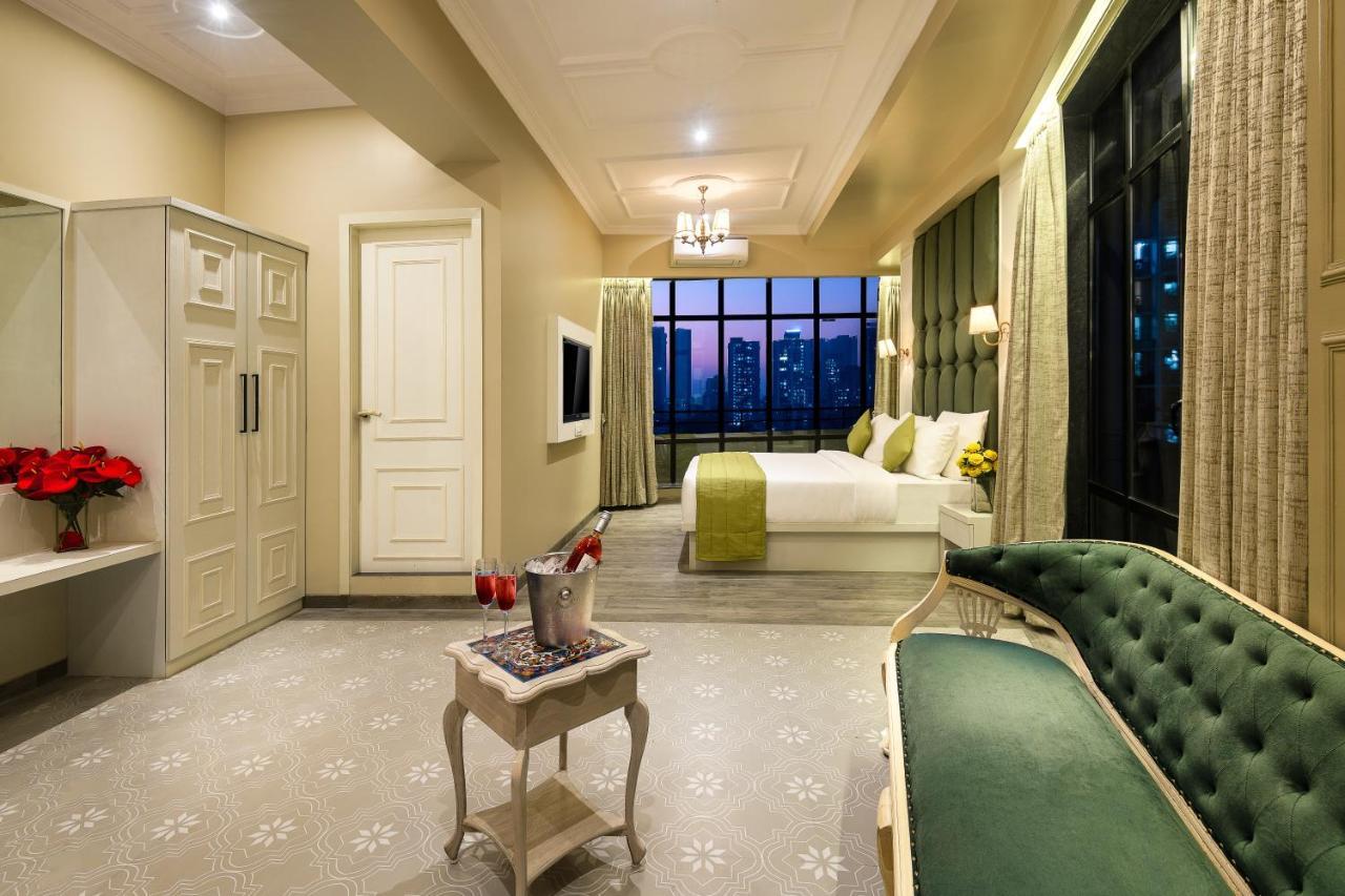 Club Room with with Dinner, Cocktail Hours & Complimentary Airport transfer.