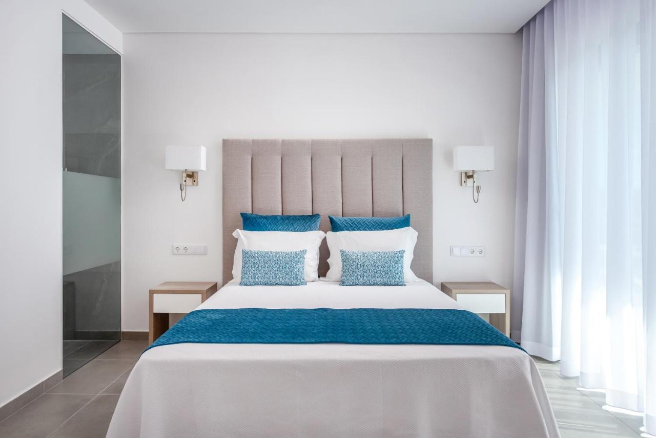 Suíte com Cama Queen-size e Vista da Piscina