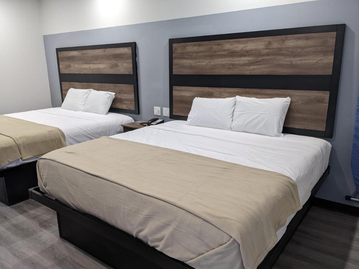 Deluxe Double Room (2 Adults + 1 Child)