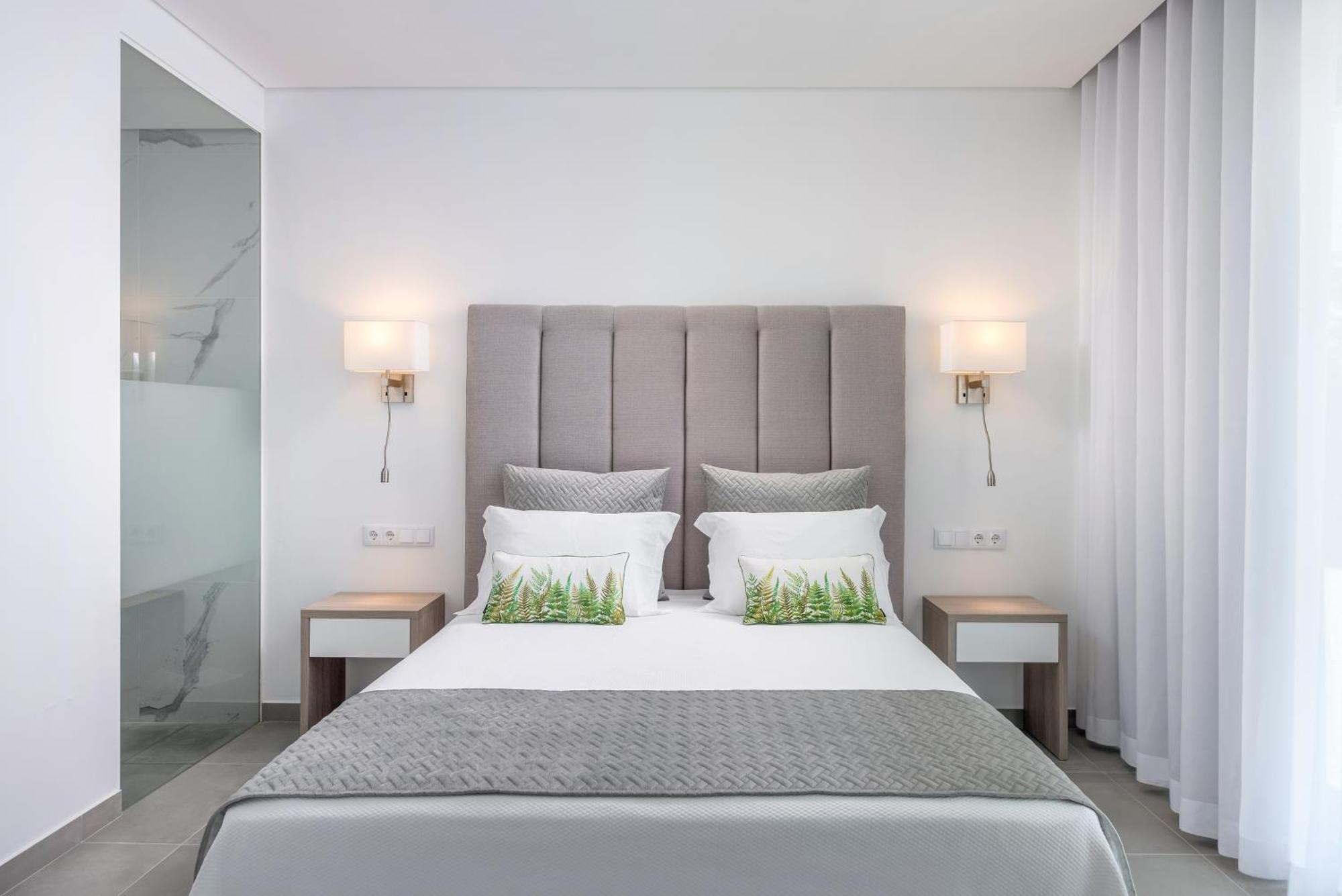 Suíte com Cama Queen-size e Vista da Piscina