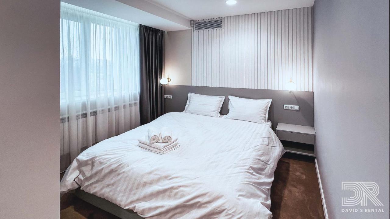 Habitación con cama grande y vistas al jardín