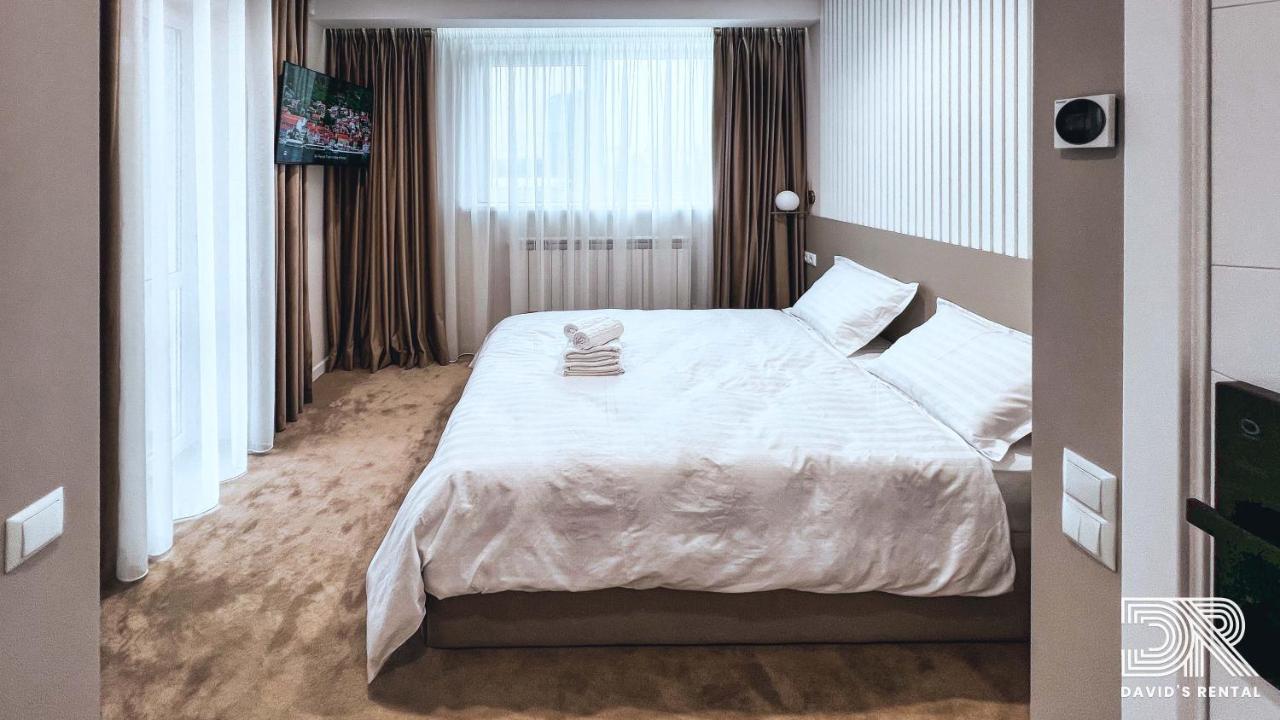 Habitación con cama extragrande y balcón