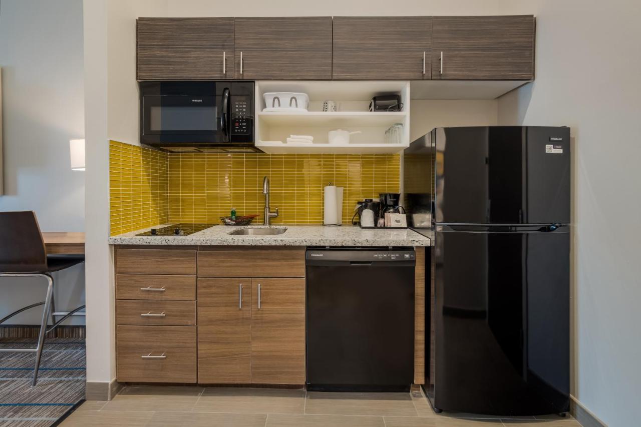 Studio Queen Suite with Full Kitchenette - Non-Smoking