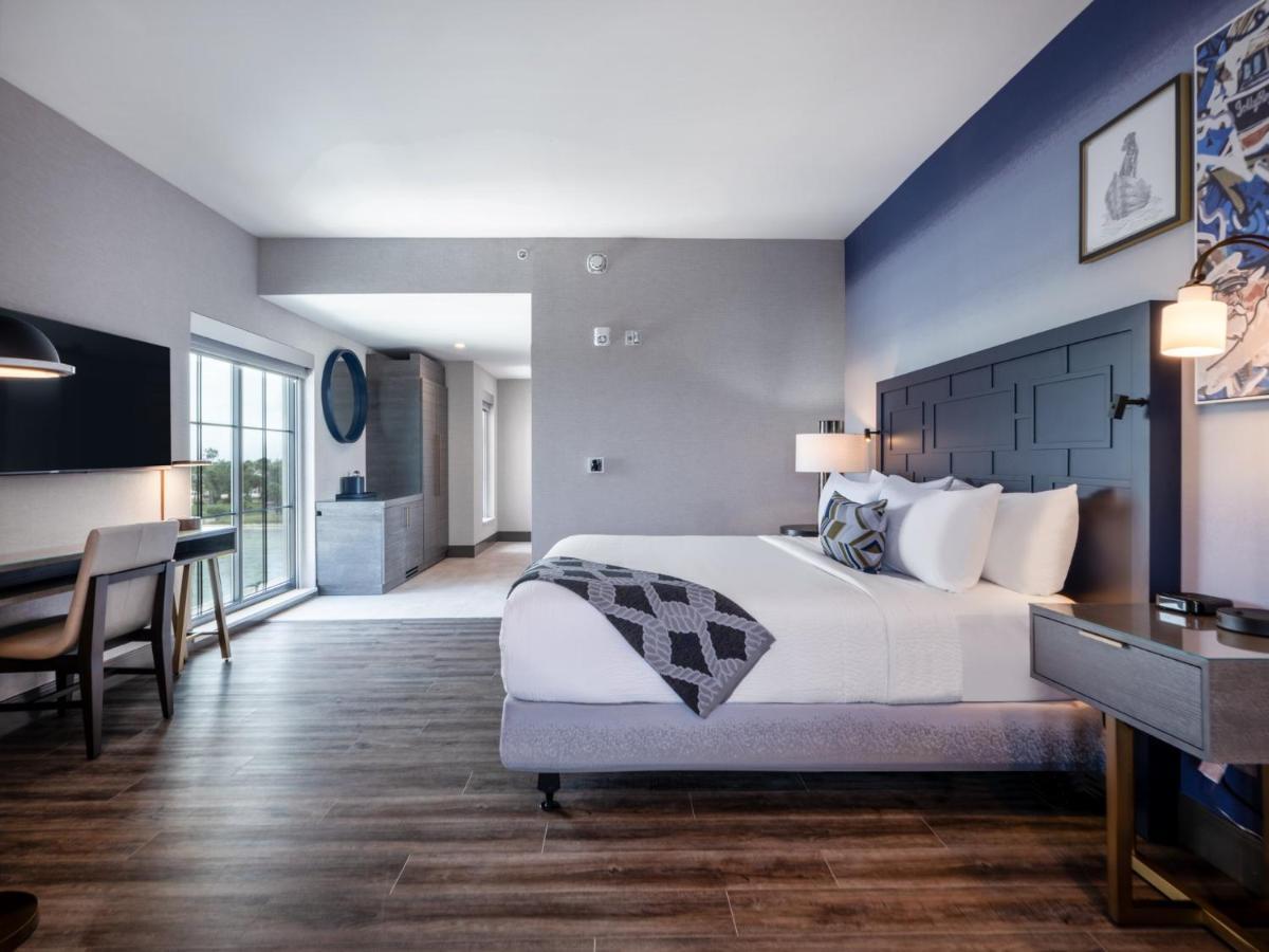 Premium King Room with Bay View - Mobility Accessible Tub