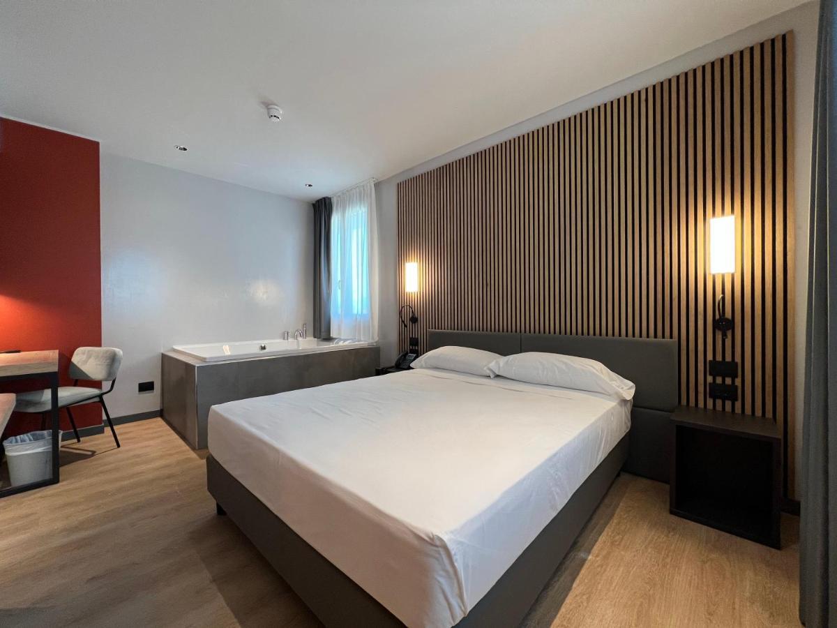 Deluxe Suite with Spa Bath