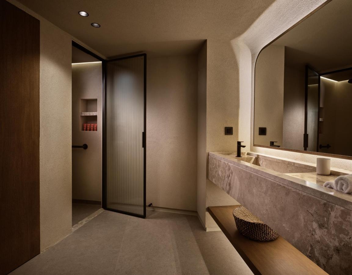Aeon Suite mit Blick ins Landesinnere und Tauchbecken