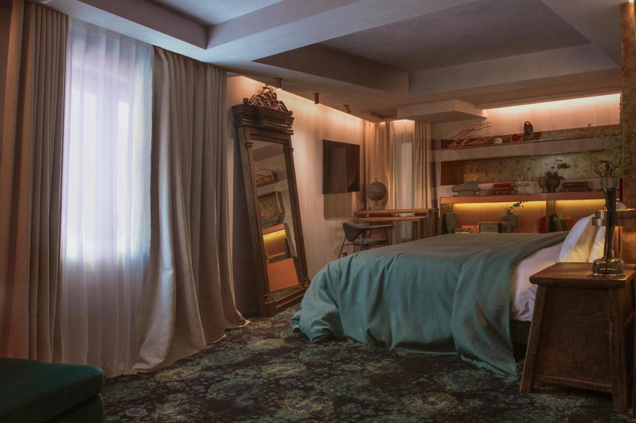 Chambre Lit King-Size avec Douche Accessible en Fauteuil Roulant - Adaptée aux Personnes à Mobilité Réduite