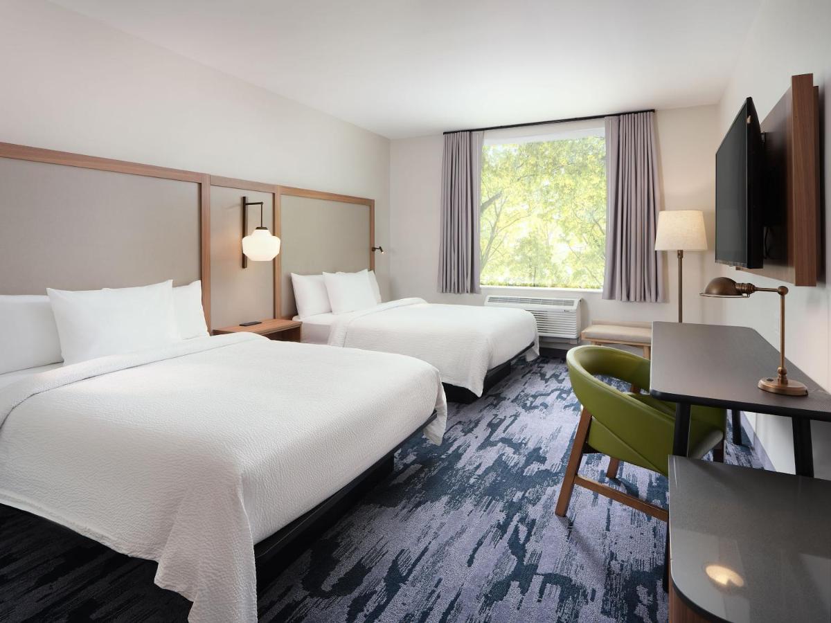 Queen Room with Two Queen Beds and Roll-In Shower - Mobility Access