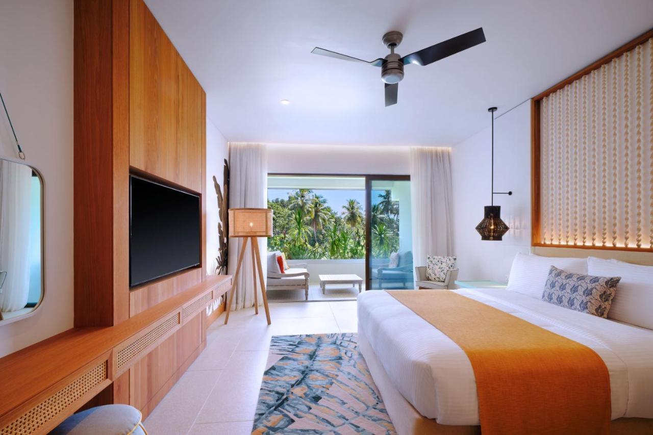 Deluxe Guest Room, 1 King, Mountain View, Balcony