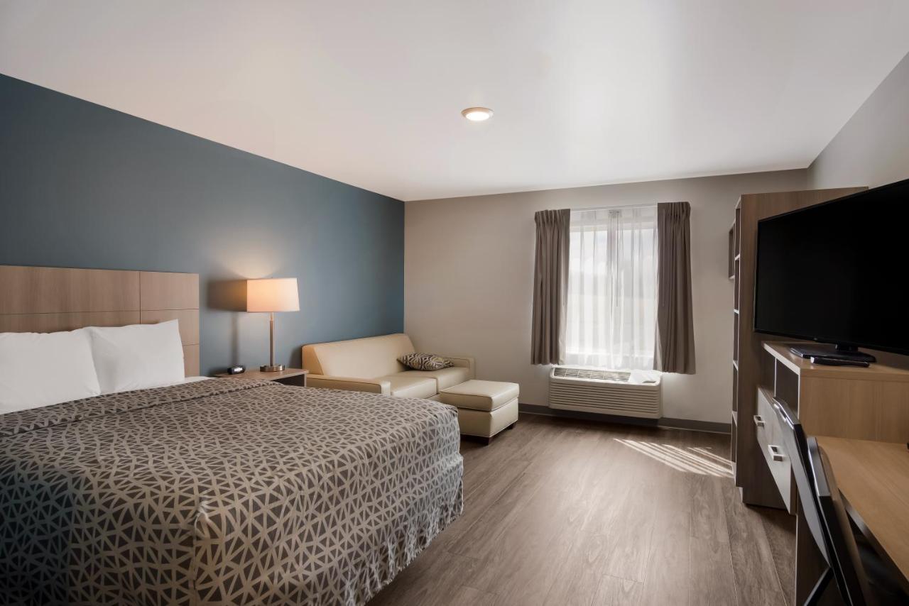QUEEN SUITE WITH SOFA ACCESSIBLE