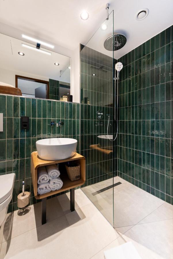Deluxe Double Room Bath,1481063873:JPEG