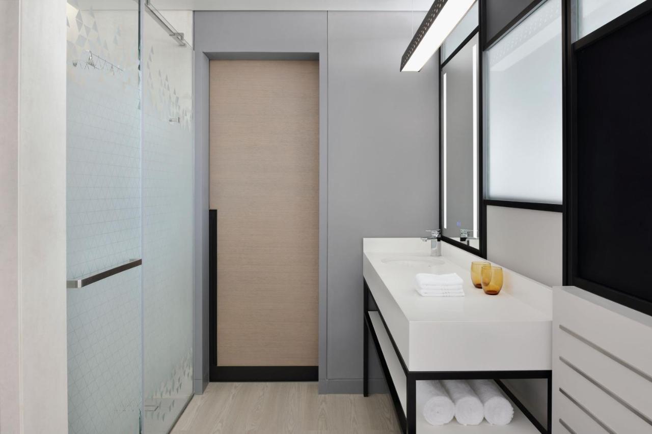 Savvy room, Guest room, 1 King,  City view, High floor