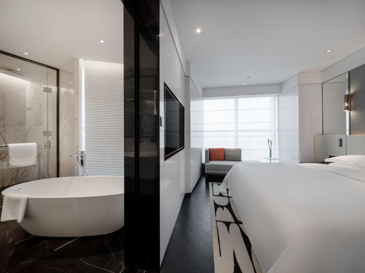 One-Bedroom King Suite with Club Access