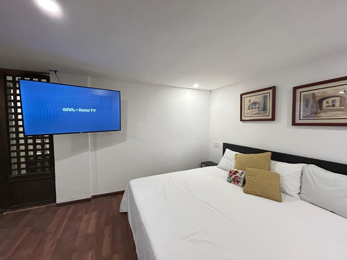 Habitación con cama extragrande.