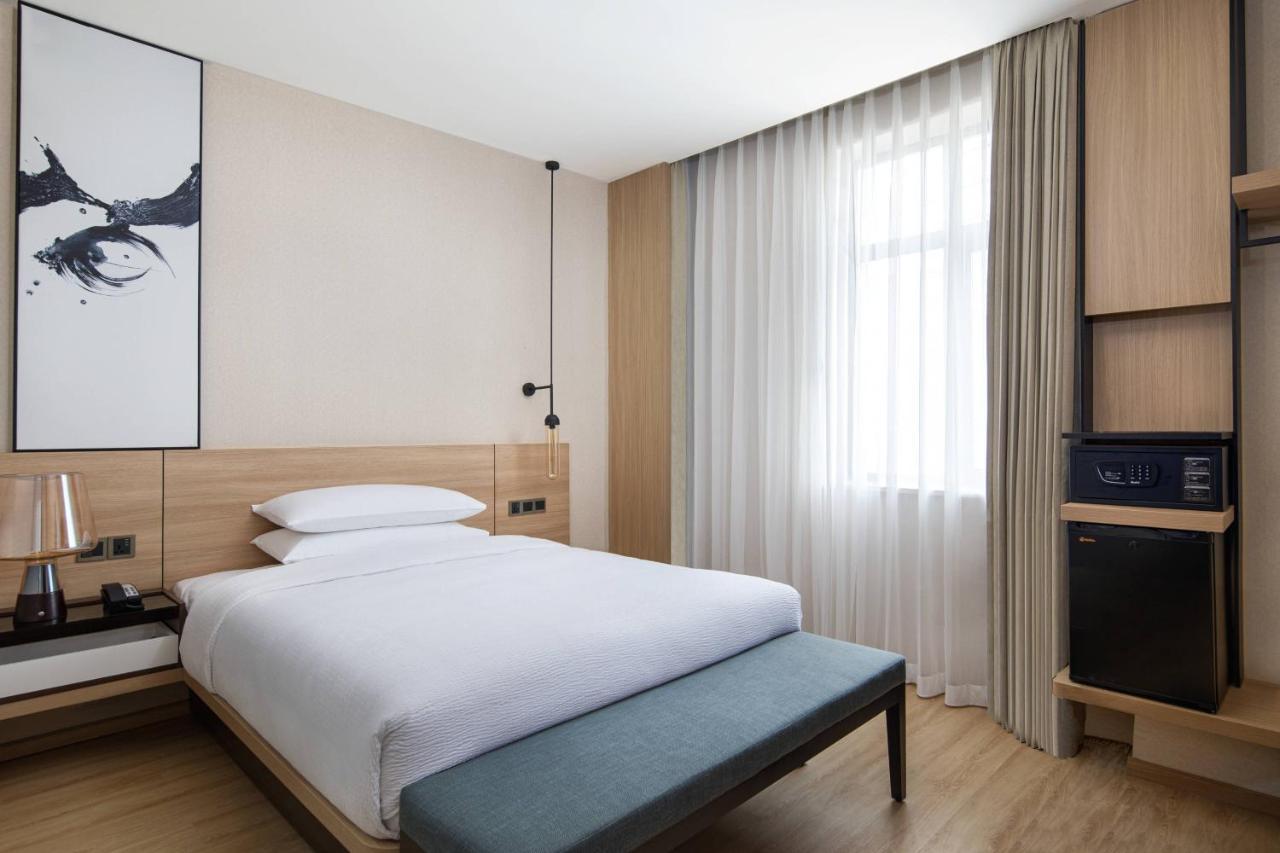 Standard Guest room with 1 Queen Bed, City view