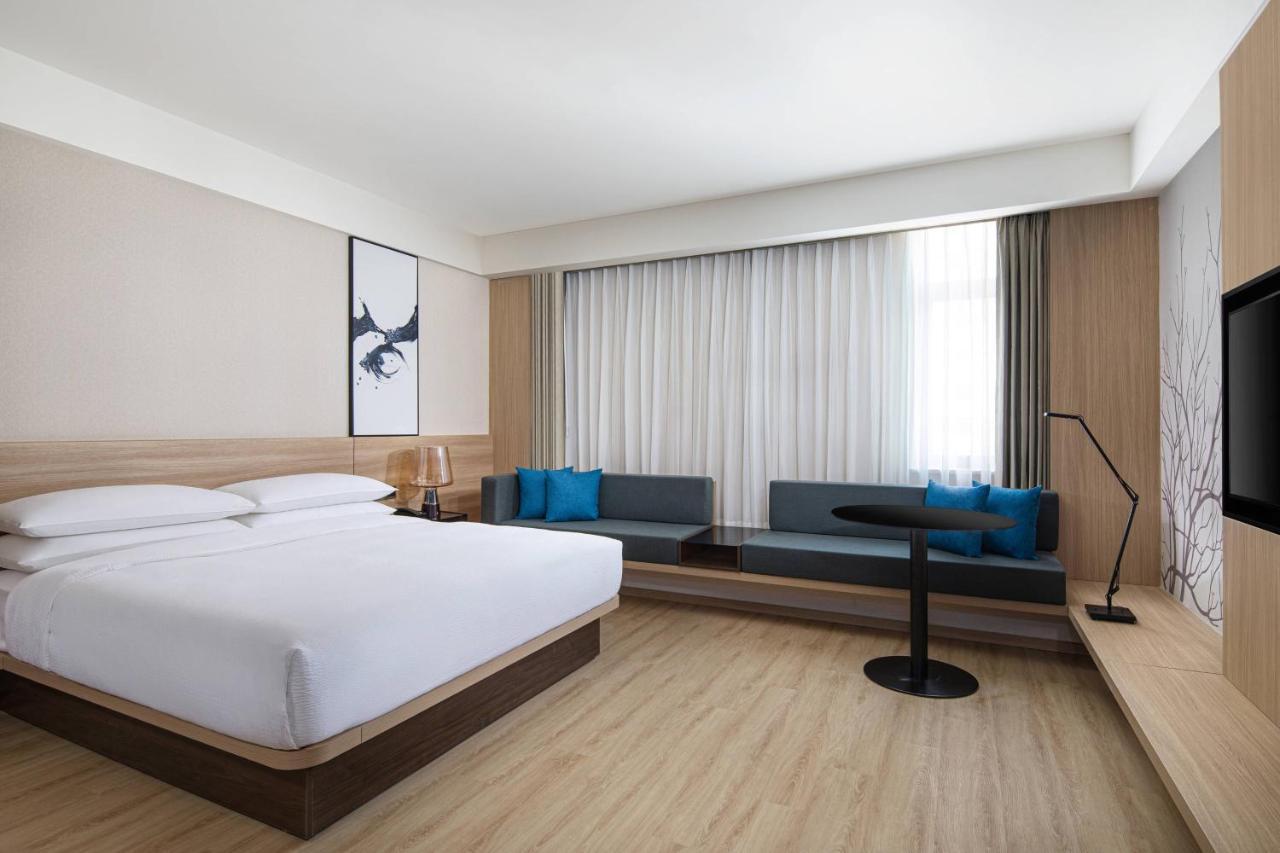 Business Guest room with 1 King bed, City view