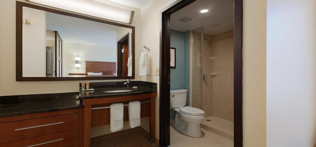 Habitación con cama extragrande y sofá cama - Planta superior