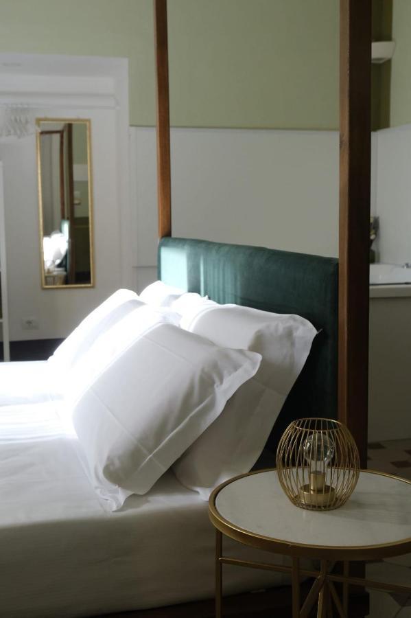 Habitación con cama grande y bañera de hidromasaje