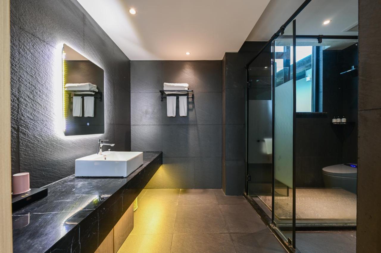 Standard Twin Room with Mountain View