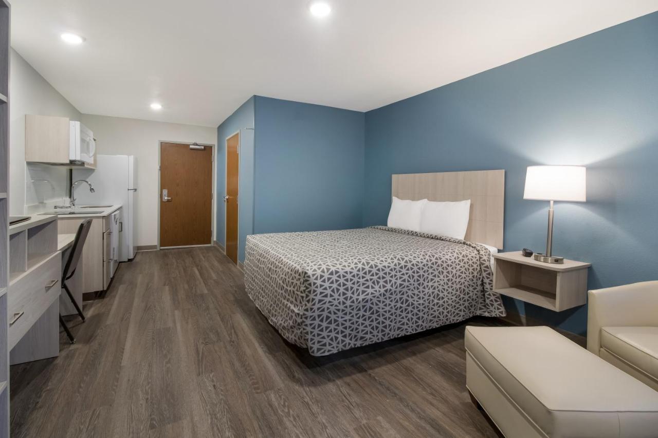 QUEEN SUITE WITH SOFA ACCESSIBLE