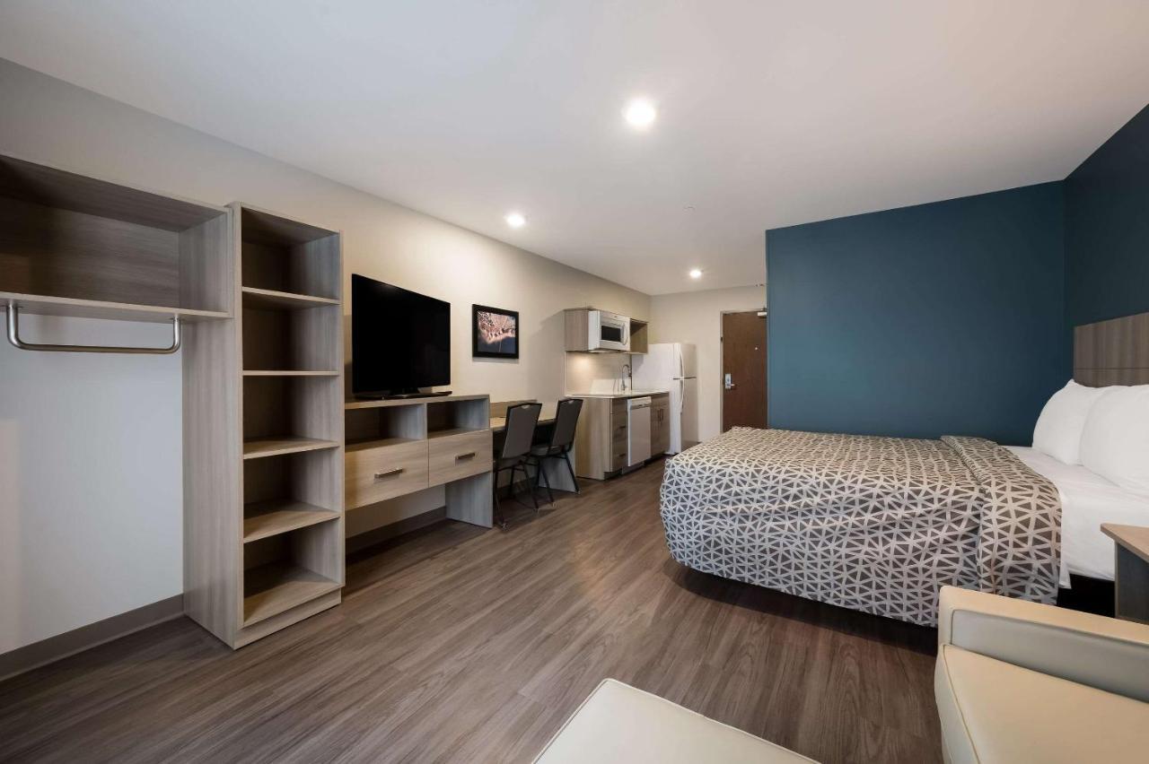 QUEEN SUITE WITH SOFA/DISHWASHER (DISHES/COOKWARE INCLUDED)