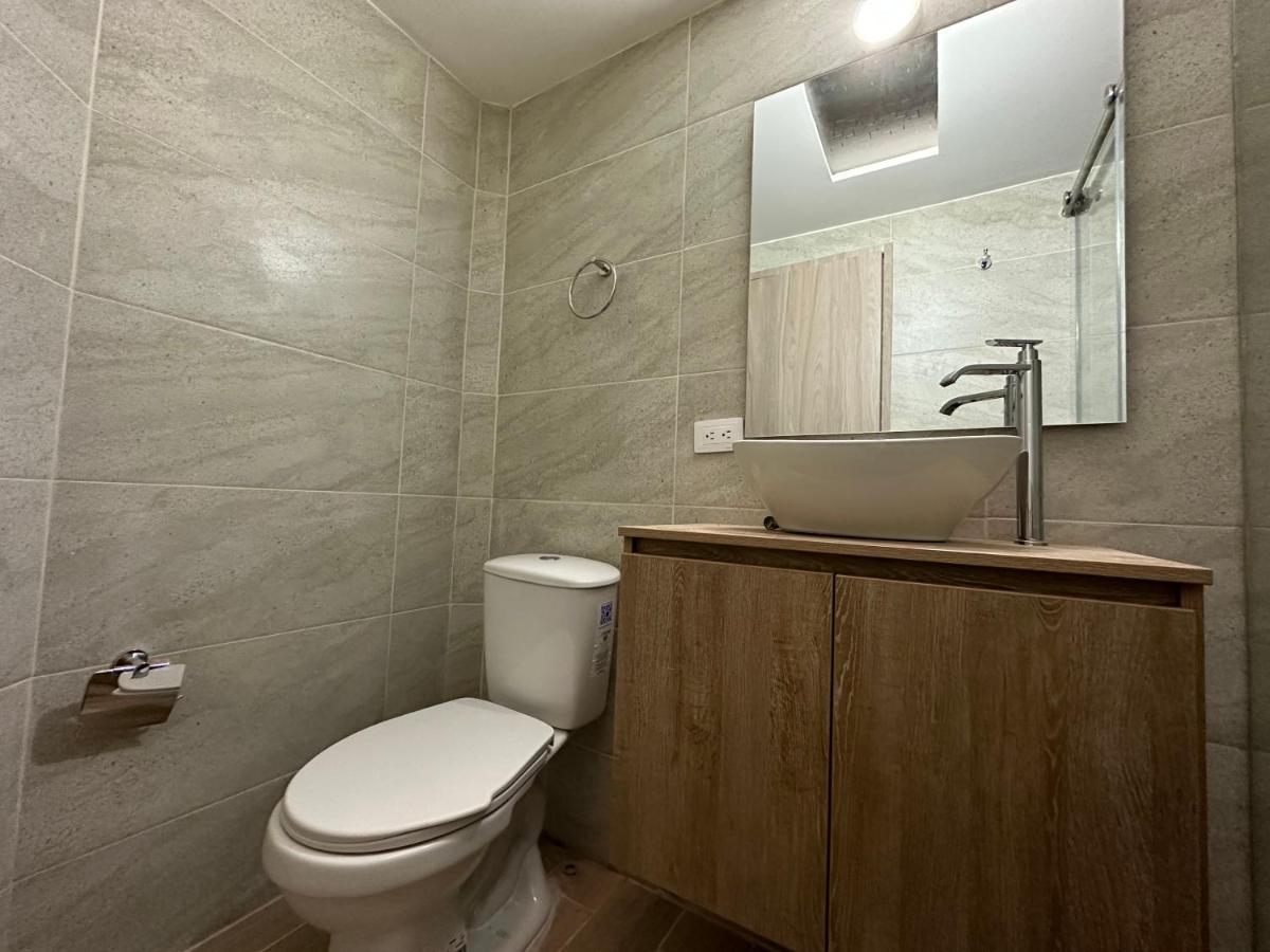 Habitación con cama grande