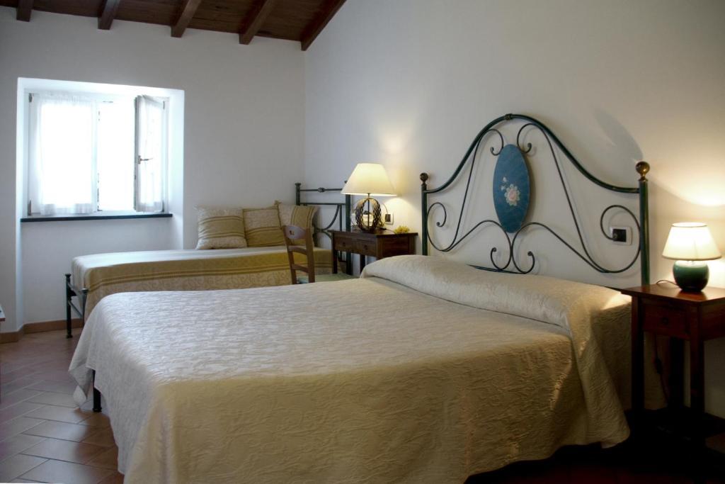Doppel-/Zweibettzimmer mit Blick auf den Hügel