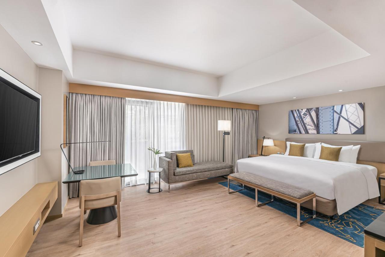 1 King Bed, Large Room with Bathtub and Lounge Access