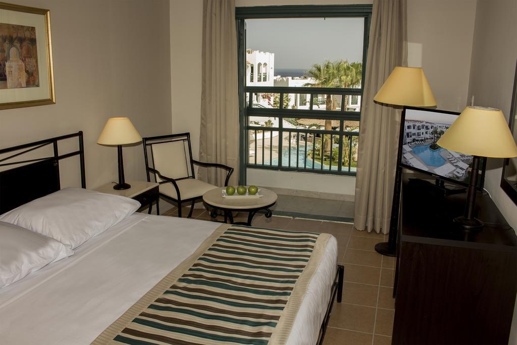 Superior, Queen or Twin Bed, Pool View