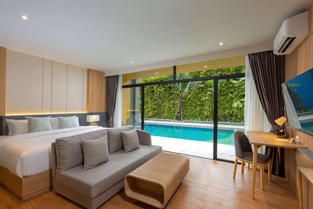 Deluxe King Room with Pool Access