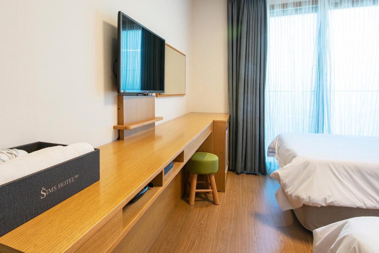 Standard Twin Room with Mountain View