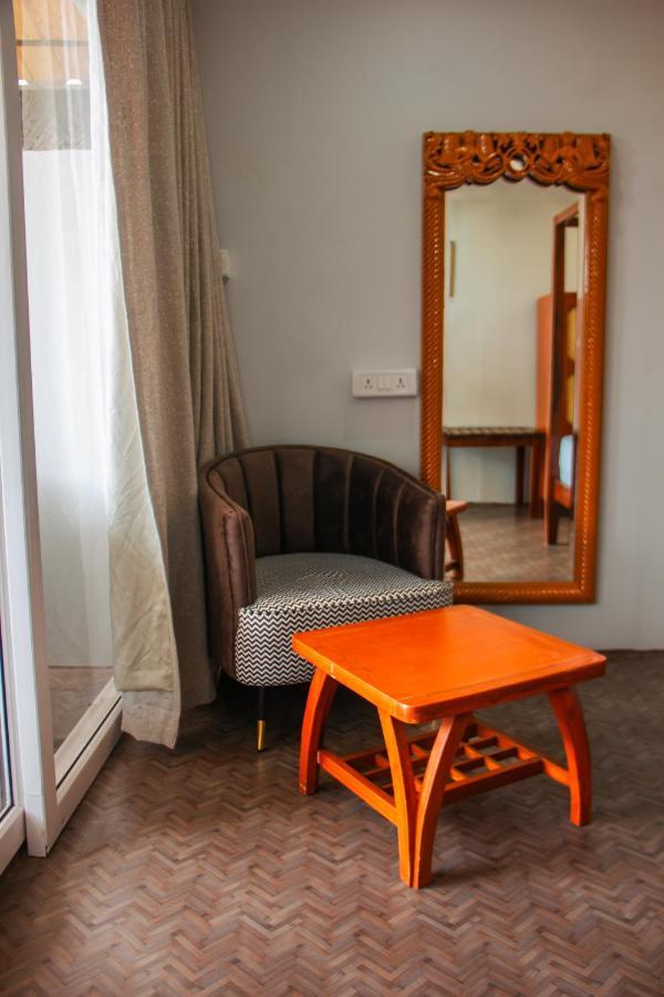Deluxe Double Room with Side Sea View