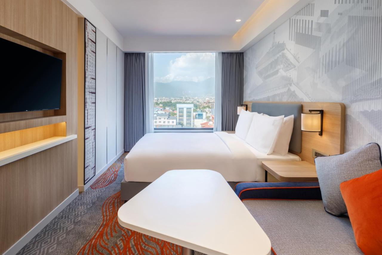 Standard Queen Room with Mountain View