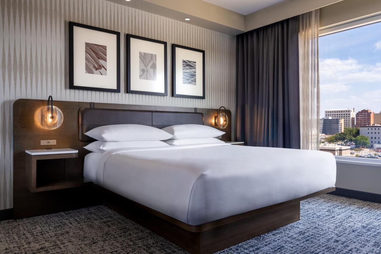 Standard King Room with City View - Hearing Accessible