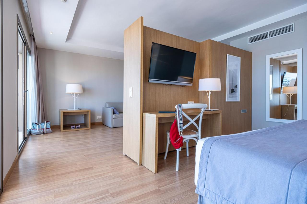 Suite Junior con vistas al mar (2 adultos + 2 niños)