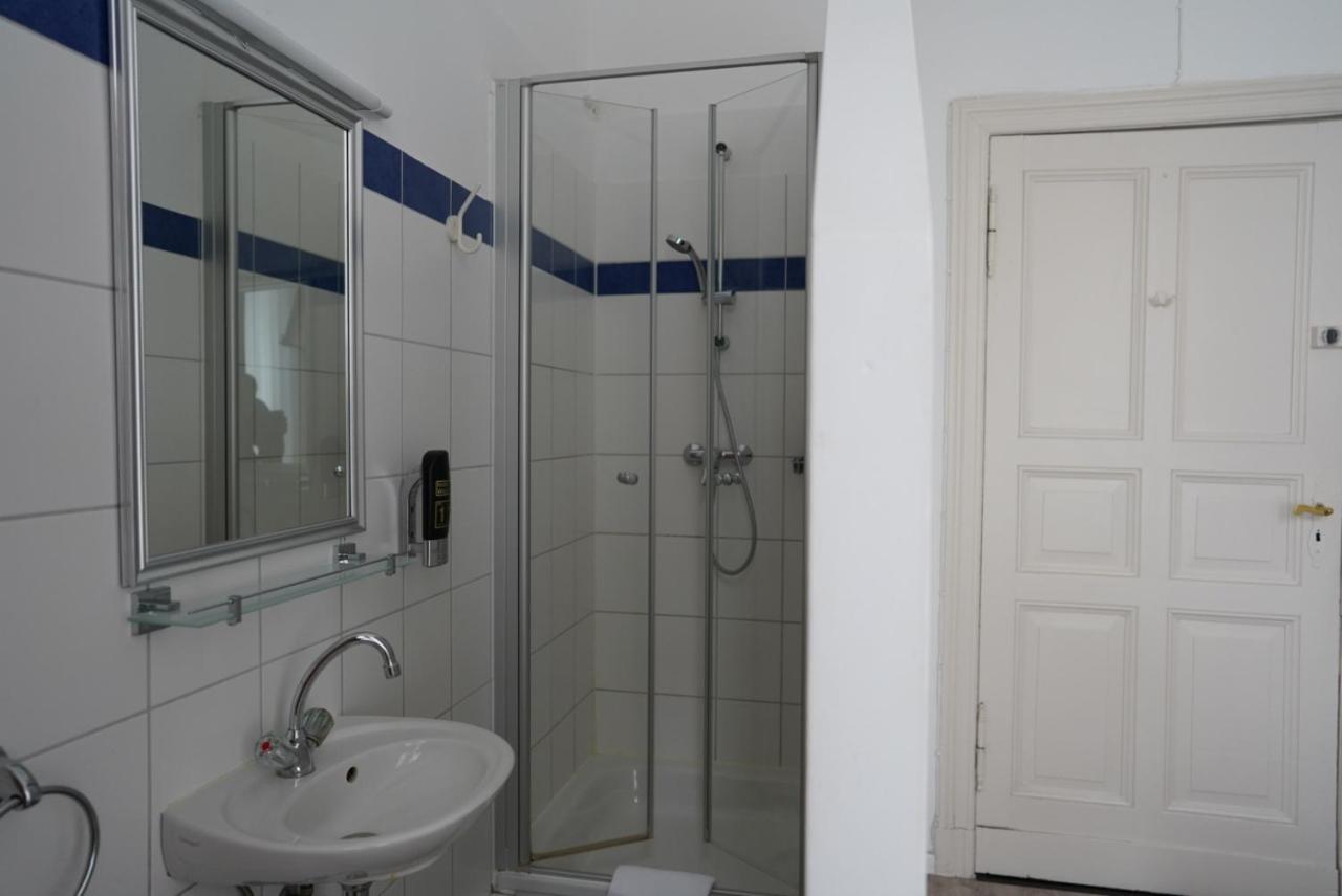 Double Room with Private Shower and Shared Toilet,1498482862:JPEG