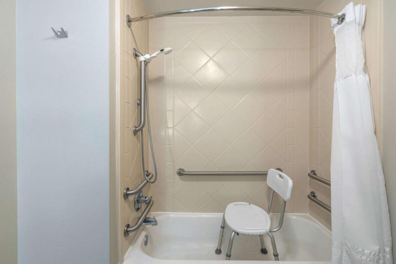 King Room with Bath Tub - Mobility/Hearing Accessible - Non-Smoking