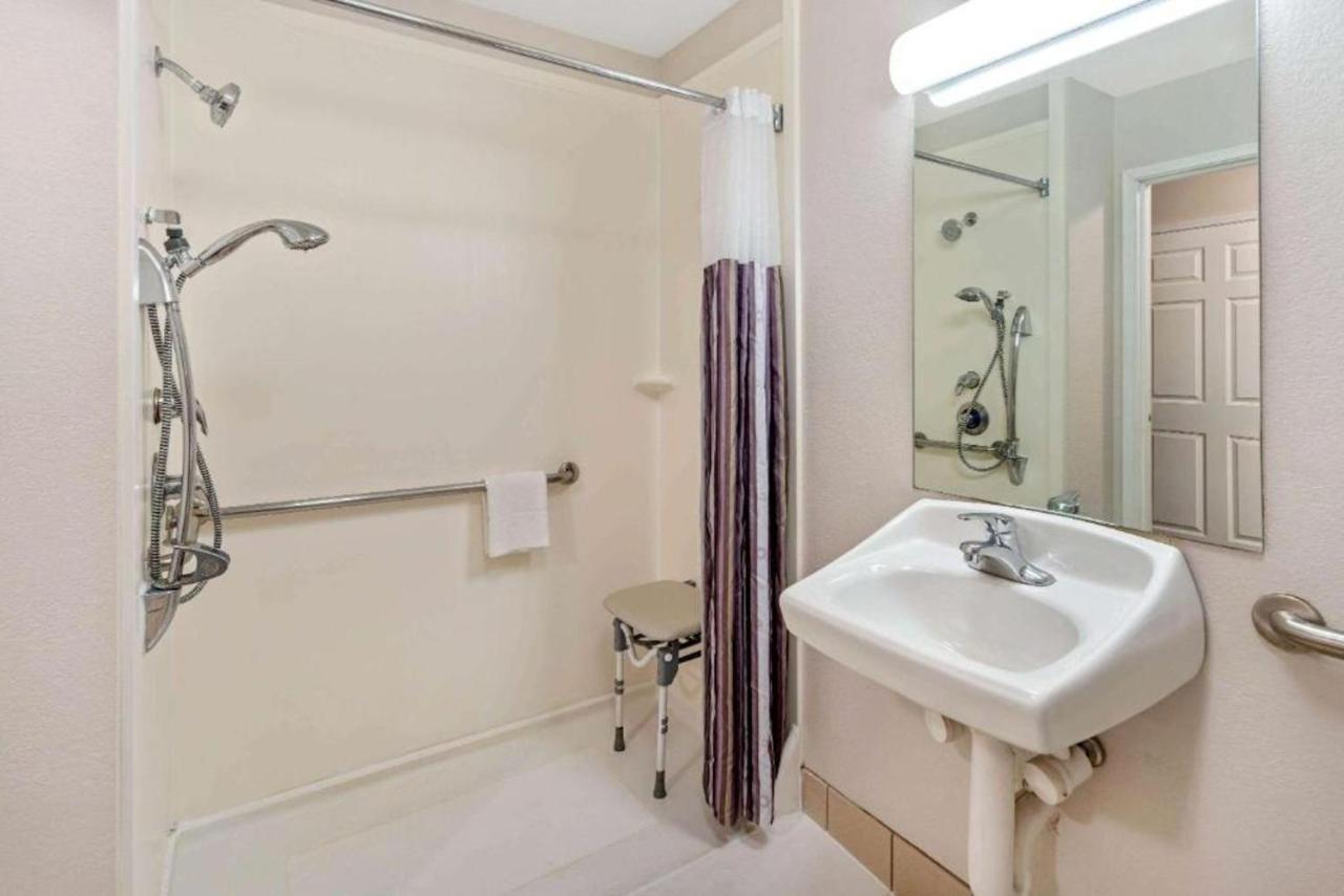 Queen Room with Two Queen Beds and Roll-in Shower - Mobility/Hearing Accessible - Non-Smoking