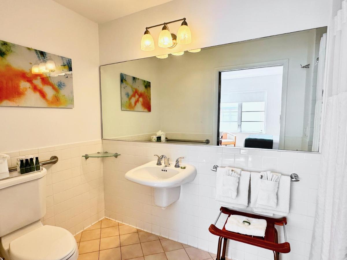 Kamer met 1 queensize bed en gedeeltelijk uitzicht op de zee