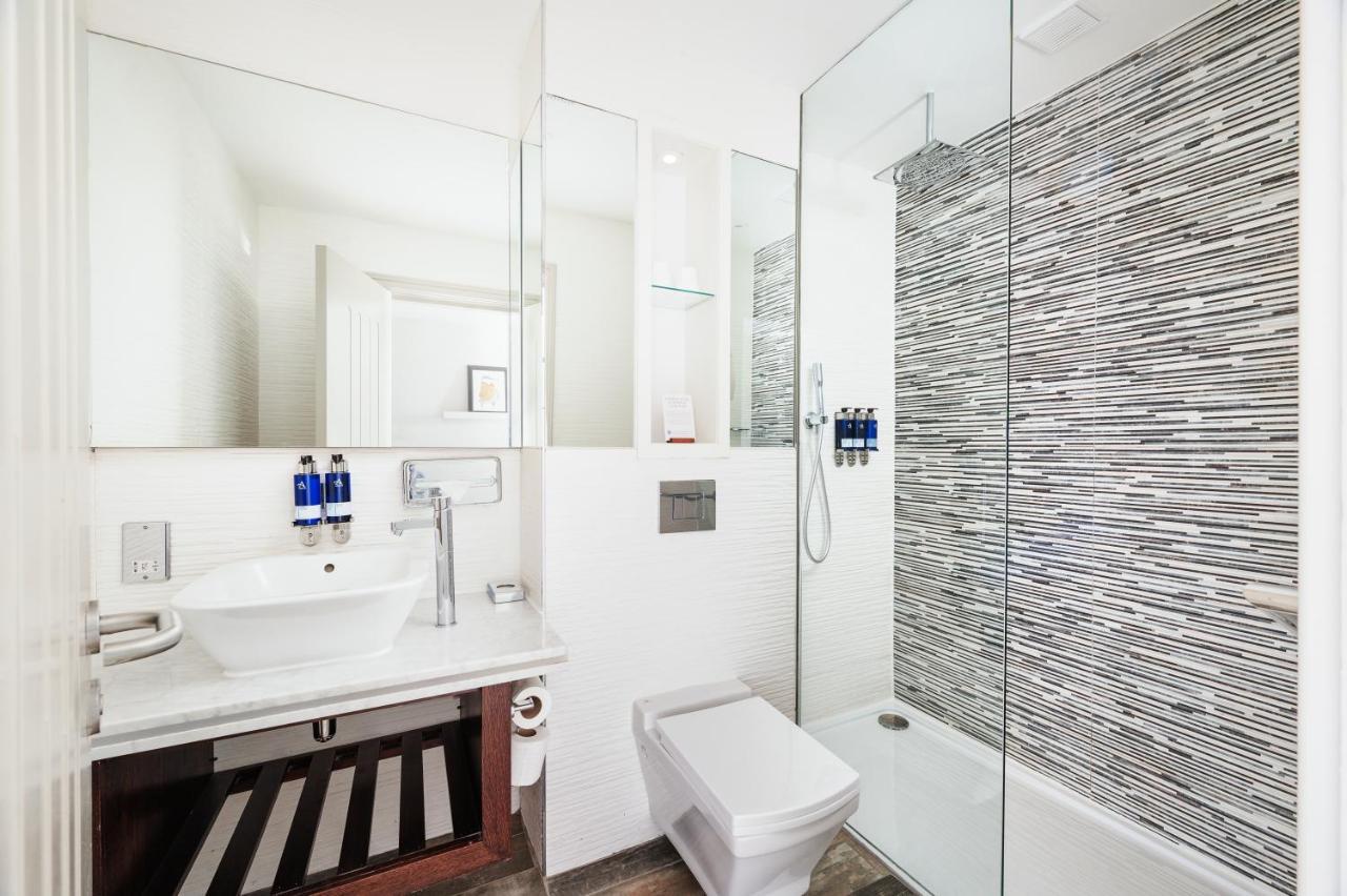 Suite con cama grande y vistas a la ciudad