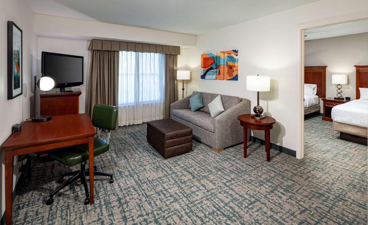 Two-Bedroom Suite One King Bed Two Queen Beds
