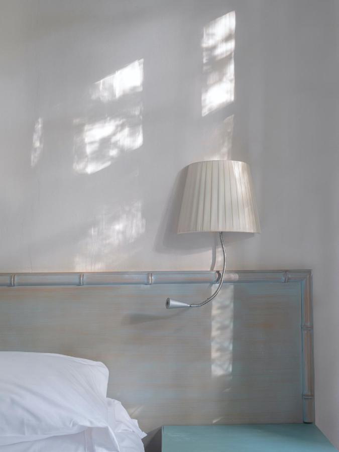 Zimmer mit Kingsize-Bett und Balkon