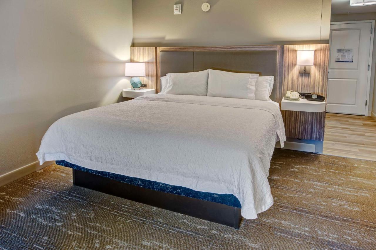 King Room with King Bed - Non-Smoking