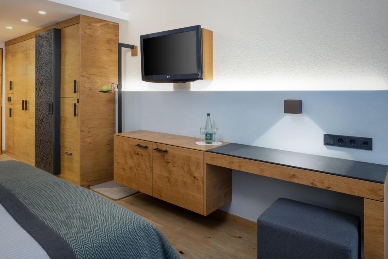 Deluxe King Room with Mountain View and Balcony