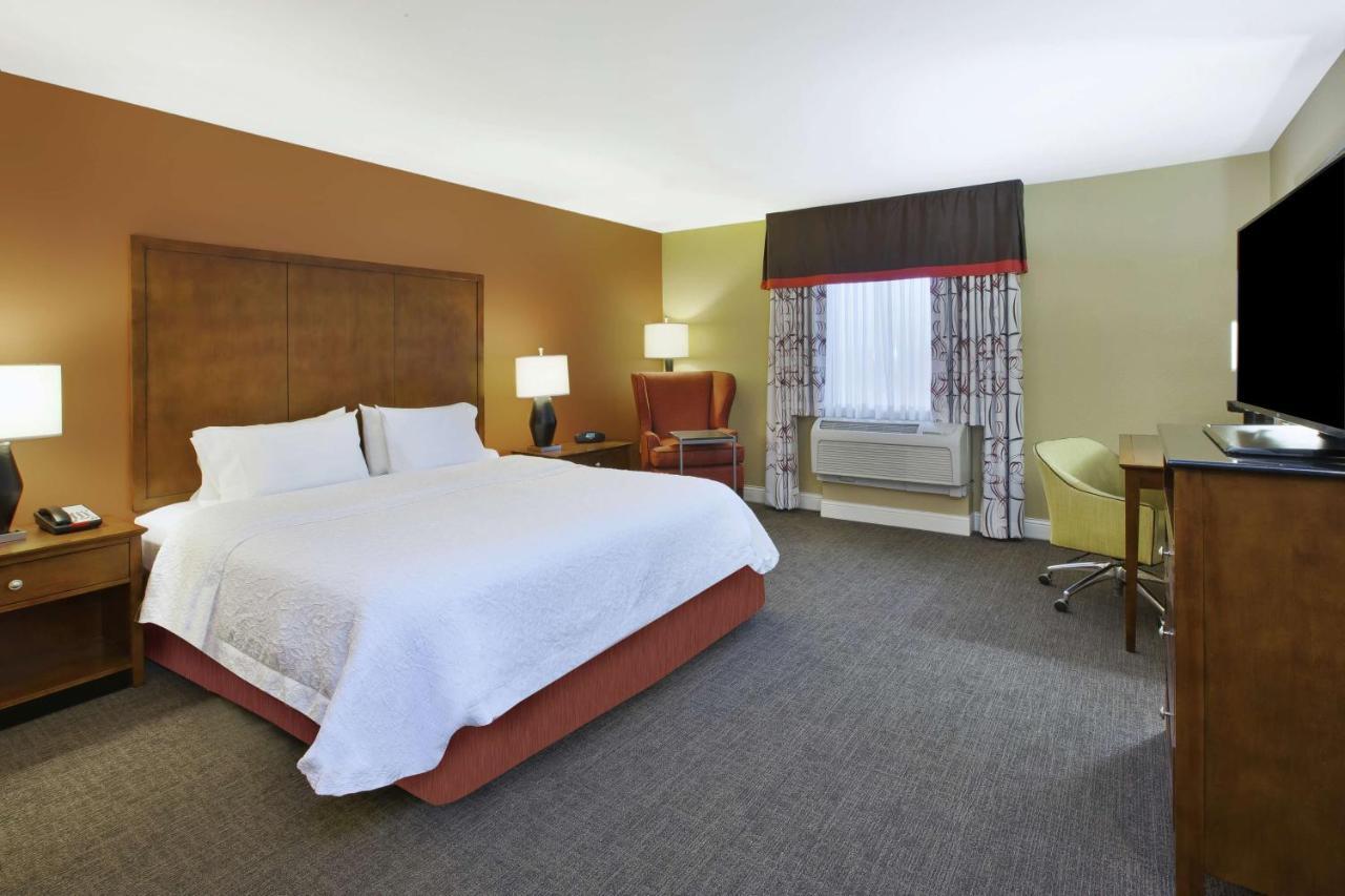 King Room Accessible Tub Mobility Hearing Access or Non-Smoking