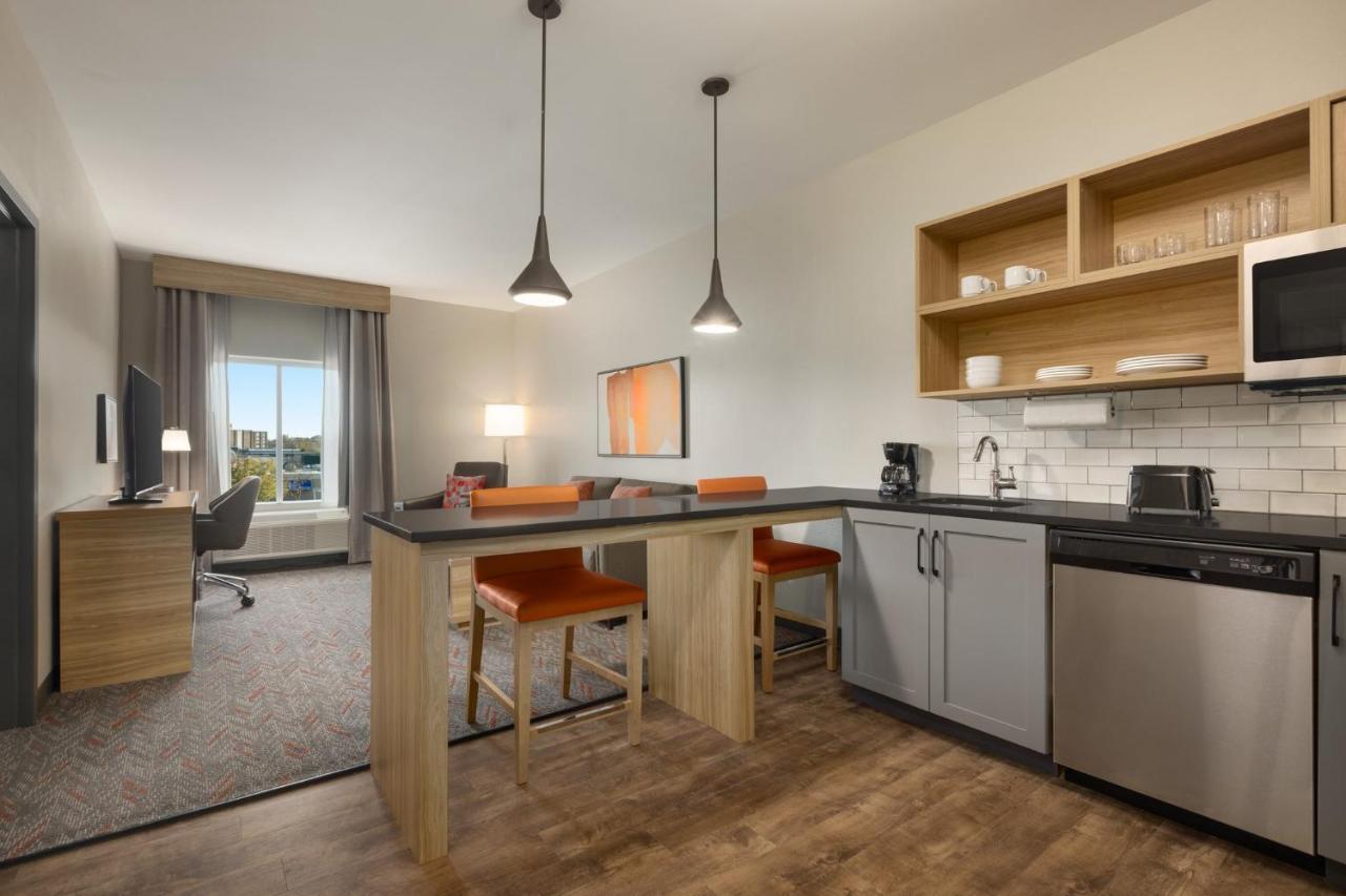 One-Bedroom Queen Suite