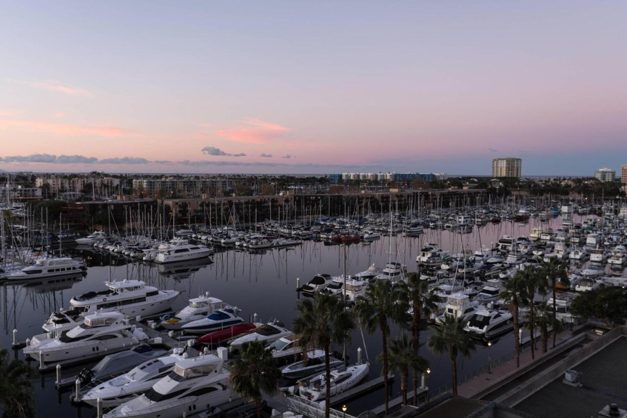 Habitación con cama extragrande, balcón y vistas al puerto deportivo