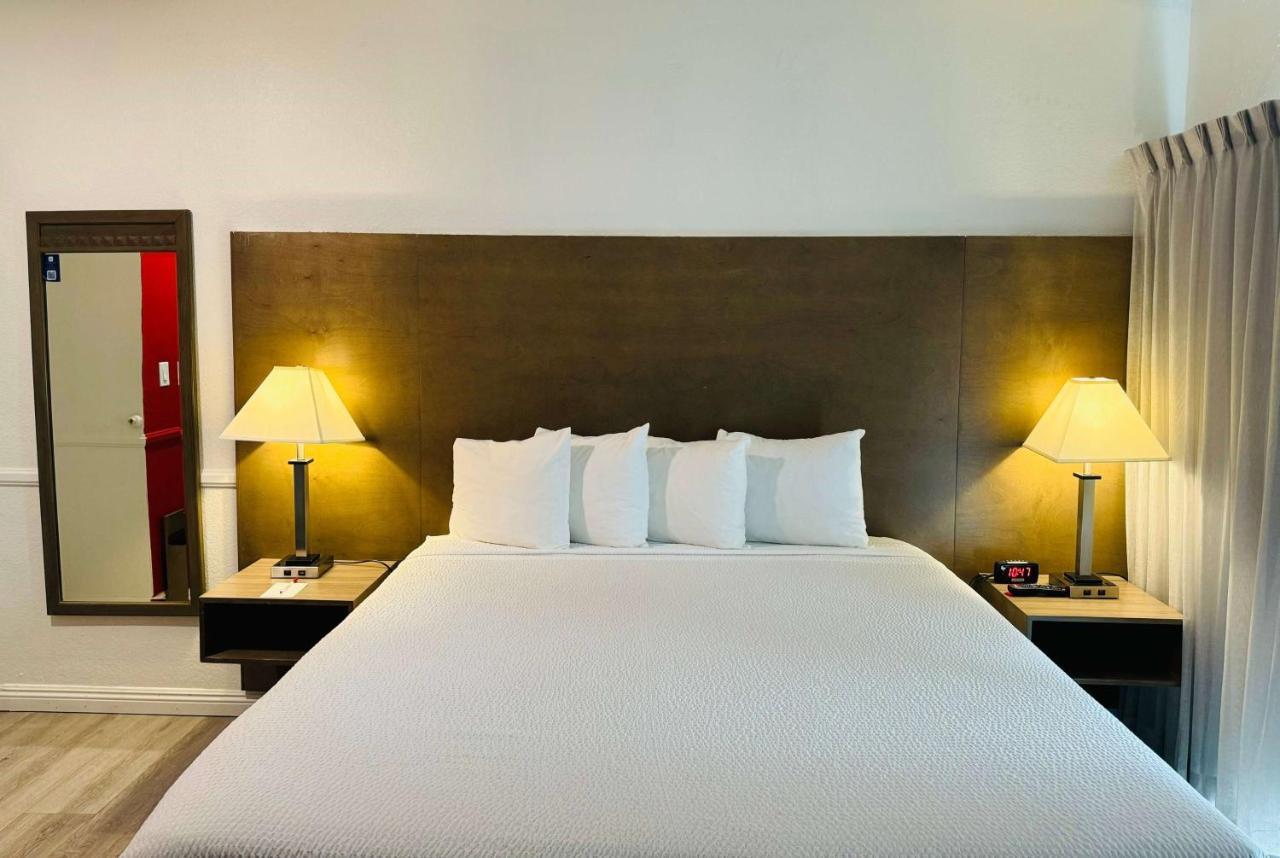 Habitación Doble con cama grande y balcón - No fumadores