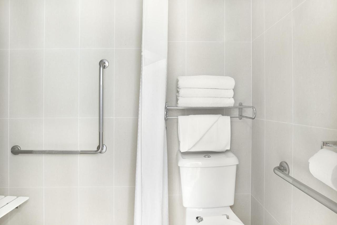 Standard Queen Room - Disability Accessible/Garden View